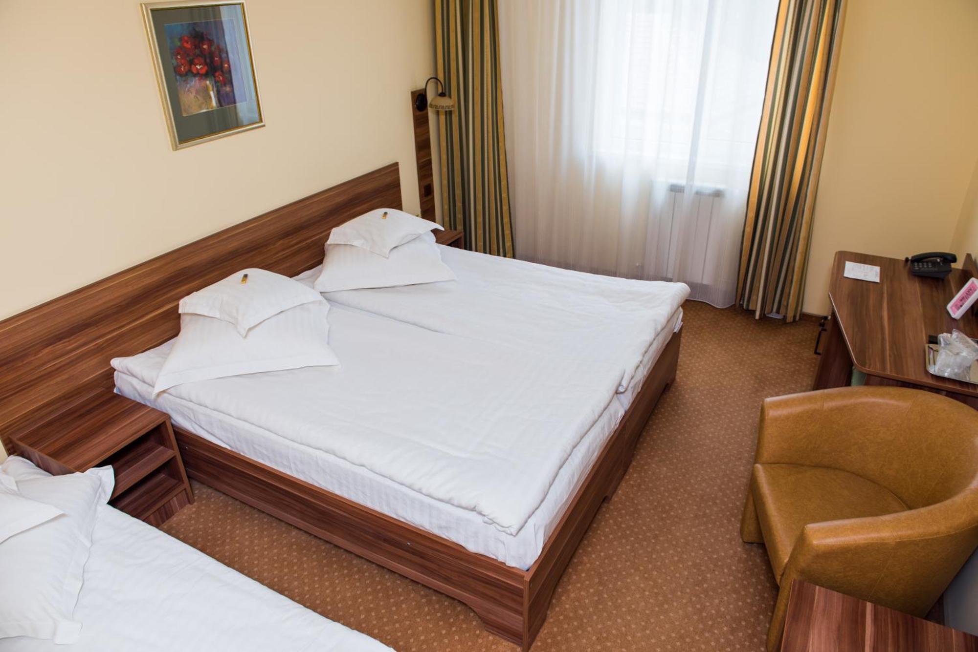 Hotel Lyra Oradea Room photo